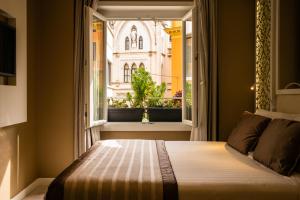 罗马Residenza Venti Settembre的窗户客房内的一张床位