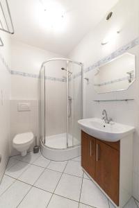 加茨比亚格拉Pokoje i Domki Atlantic的带淋浴、盥洗盆和卫生间的浴室