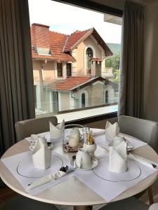 弗洛里纳Emerald Suites的一张白色的桌子,享有大窗户的景色