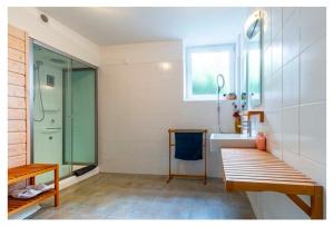 温特贝格赫尔罗酒店的带淋浴、盥洗盆和长凳的浴室