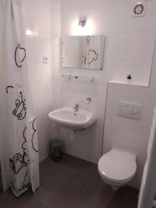 MátrafüredDiana Panzió的白色的浴室设有卫生间和水槽。