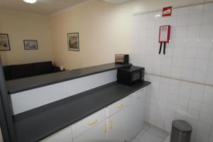 波尔蒂芒ApartamentoSolPraia - VilaRosa的一间设有柜台和微波炉的等候室
