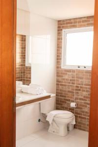 圣保罗雅布提卡巴酒店的一间带卫生间、水槽和窗户的浴室