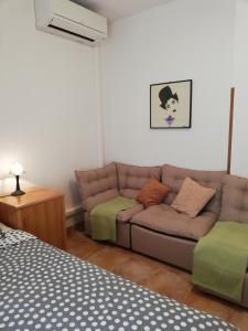 拉巴克Apartments Mare Losinjska 16的客厅配有沙发和1张床