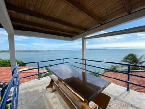 圣玛尔塔Casa Miramar的阳台配有桌子,享有海景。