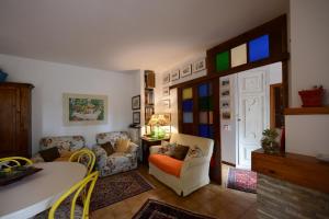 马切拉塔B&B Casa Cettina的客厅配有沙发、椅子和桌子