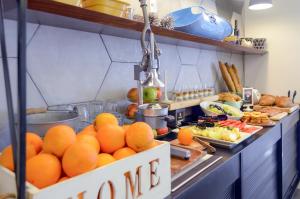 耶路撒冷耶路撒冷帕蒙尼公寓酒店的厨房里的柜台上放着一束橙子
