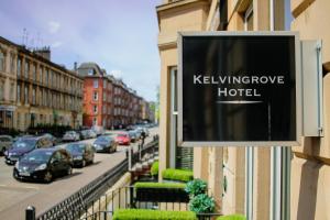 格拉斯哥Kelvingrove Hotel - Sauchiehall St的街上一家海兰歌酒店的一个标志