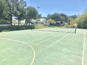 Private Lake Condo Apartment - Tróia内部或周边的网球和/或壁球设施