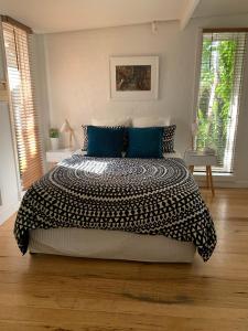 墨尔本Garden Cottage St Kilda的一间卧室配有一张带蓝色枕头的大床