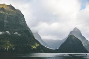 蒂阿瑙安克雷奇汽车旅馆的船上的山景