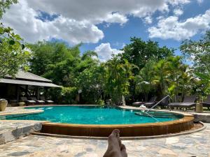 萨科特山博安钗山度假酒店的躺在游泳池旁的地面上的人
