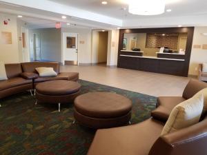 达文波特Candlewood Suites - Davenport, an IHG Hotel的医院里一个配有沙发和凳子的等候室