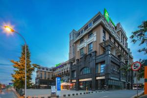 成都Holiday Inn Express Chengdu East, an IHG Hotel的街道拐角处有街灯的建筑物