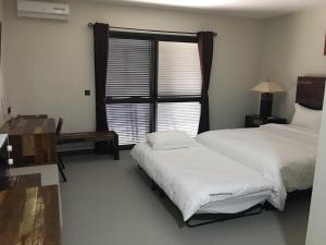 KumakKarem Bay的酒店客房设有两张床和窗户。