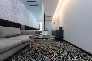 荷兹利亚NYX Herzliya的客厅配有沙发和桌子
