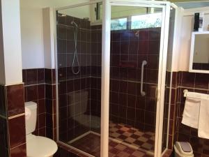 斯特拉萨尔宾Gasworks B&B Cottages的带淋浴和卫生间的浴室