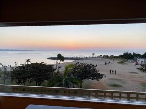 北谷町サンセットビーチホテル的从窗户可欣赏到海滩景色