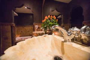 米莫纳摩洛哥传统庭院住宅的一间浴室