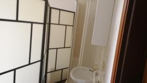 米兰甘巴拉酒店的浴室设有白色水槽和镜子