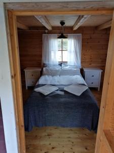 TyrnäväHannuksen Piilopirtti的小木屋内一间卧室,配有一张床