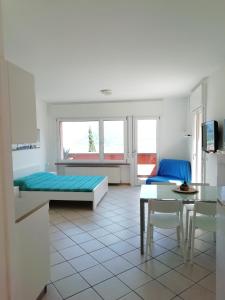 加尔达湖滨LAKE & CASTLE VIEW apartment的客厅配有两张床和一张桌子