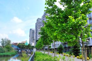 弗罗茨瓦夫TWO TOWERS Old Town Apartments-City center-by the river-observation terrance on the roof-free parking的城市中一条有高楼房的河流