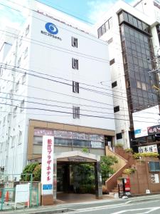 松江市松江假日酒店的前面有标志的建筑