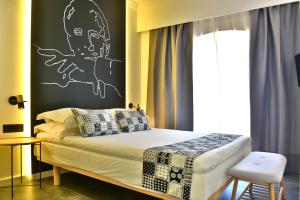 伊兹拉水润酒店的一间卧室配有一张黑白墙床