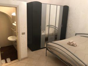 萨米凯莱-迪巴里Il rifugio di Vaaz的一间卧室配有一张床,浴室设有水槽