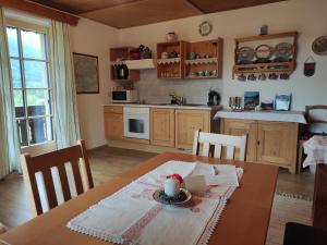 巴特奥塞Haus Galler - Urlaub am Bauernhof的厨房配有木桌和桌椅