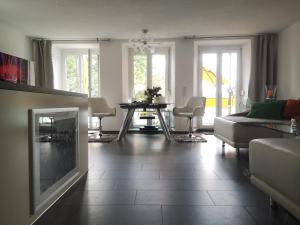 博登斯边的拉多夫采尔Ambiente的客厅配有沙发和桌子