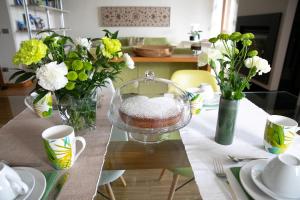 里瓦迪索尔托艾龙基B&B酒店的装满糖粉的玻璃碗桌子