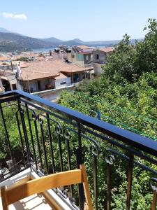 阿尔戈斯托利翁Barbara's one bedroom apartments的阳台设有长凳,享有城市美景。