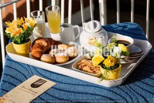 丽都迪萨维奥Hotel Kennedy的桌上的早餐食品和饮料托盘