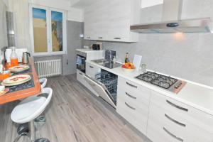 Appartamento Lido Mare的厨房或小厨房