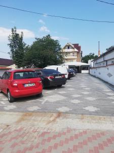 多亚马伊Panos的停在停车场的一群汽车