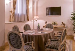 蓬泰代拉阿尔莫尼亚酒店的一间带桌椅和电视的用餐室