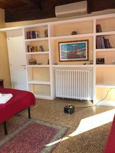 威尼斯圣萨沃罗公寓的客厅配有白色架子和散热器