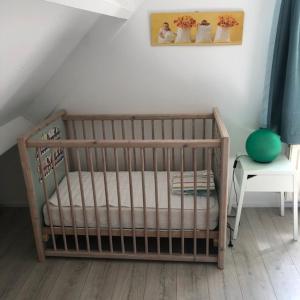 OudesluisZijper Eilant House的一张桌子和一张照片的房间的婴儿床