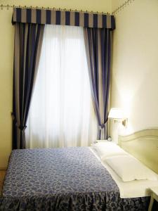 切塔尔多格瑞住宿加早餐旅馆的一间卧室配有床和带窗帘的窗户