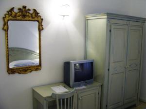 切塔尔多格瑞住宿加早餐旅馆的一间设有一张桌子和镜子的房间