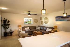 阿维拉海滩90 San Luis Street Unit D的客厅配有沙发和桌子