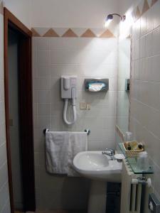 切塔尔多格瑞住宿加早餐旅馆的一间带水槽的浴室和墙上的一部电话