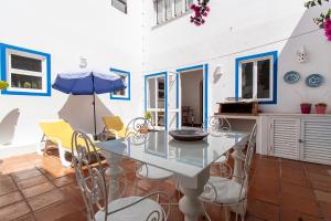 维拉·雷阿尔·德·桑托亚瓜迪亚纳河公寓的一间设有玻璃桌和椅子的用餐室