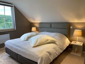 MartelangeL'Auf der Tomm的一间卧室配有一张带两盏灯的大型白色床。