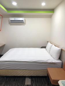 斗六市微旅时尚旅店的卧室配有一张带空调的壁床。