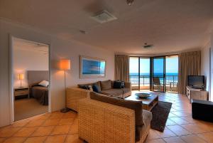 黄金海岸图岗圣西蒙海滨公寓的带沙发的客厅和美景客房