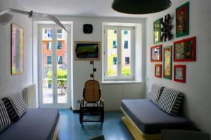 韦尔纳扎Da Marcella的客厅设有两张床和两个窗户。