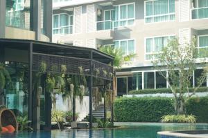 罗勇智慧酒店及公寓的从游泳池欣赏到大楼的景色